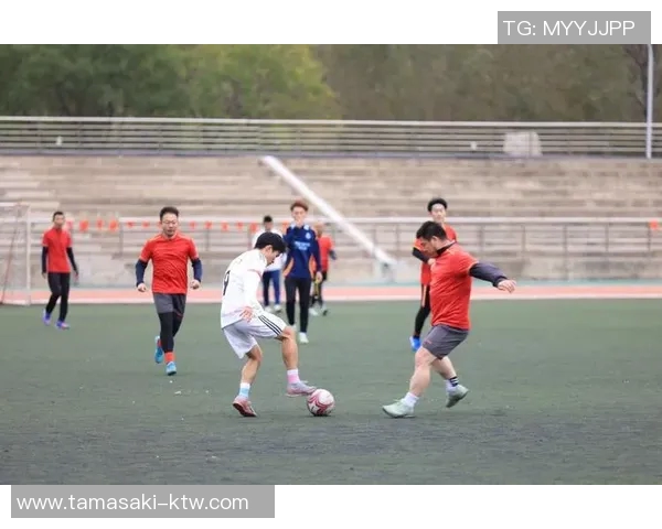 激情四溢的足球友谊赛展现团队精神与友谊的完美结合